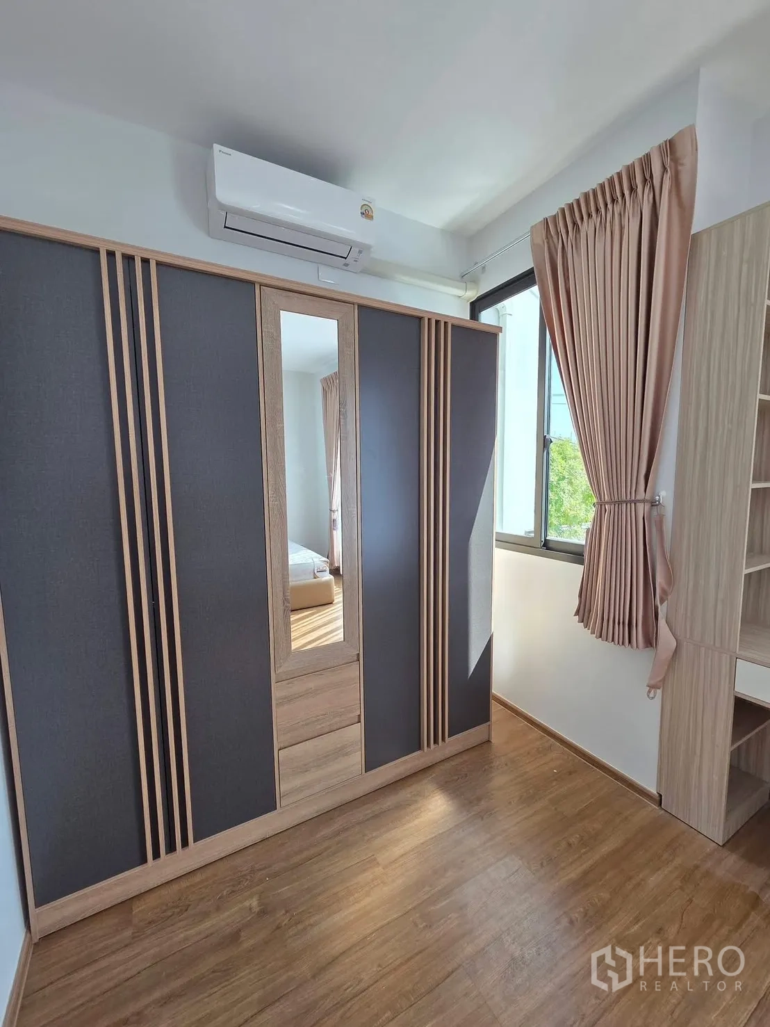 ทาวน์เฮาส์ for rent in Bang Phli, Samut Prakan - ห้องนอนรองพร้อมตู้เสื้อผ้าบานใหญ่ ชั้นวางของ และหน้าต่างพร้อมม่าน