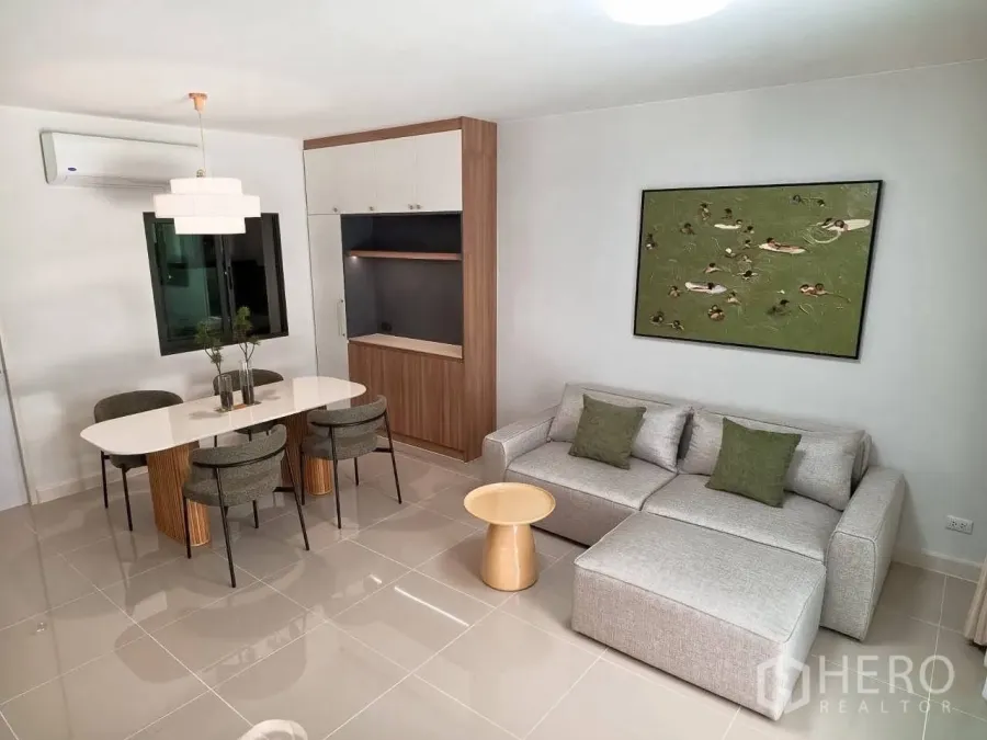ทาวน์เฮาส์ for rent in Bang Phli, Samut Prakan - พื้นที่นั่งเล่นและรับประทานอาหารแบบโอเพน พร้อมโซฟาเข้ามุม โต๊ะรับประทานอาหาร 4 ที่ ตู้บิลท์อิน และเครื่องปรับอากาศ