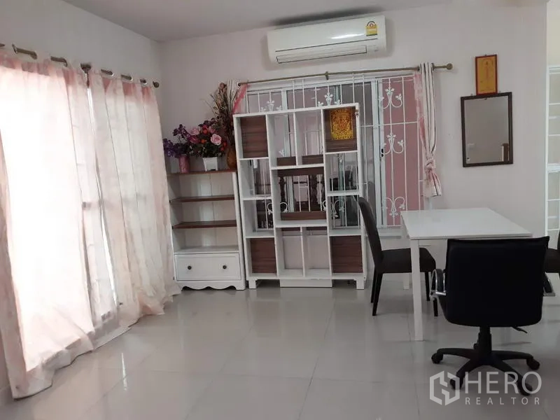 บ้าน ให้เช่าในSuan Luang, Bangkok - ห้องอเนกประสงค์ พร้อมชั้นวาง แอร์ และหน้าต่างบานใหญ่