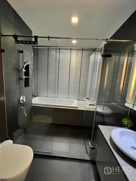 คอนโด ให้เช่าในBang Rak, Bangkok - ห้องน้ำโมเดิร์นมี shower กระจกและอ่างอาบน้ำโทนเข้ม
