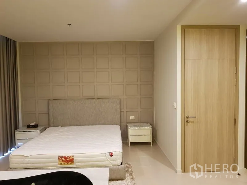 公寓 出租在Pathum Wan, Bangkok - 极简卧室，软包床头、床头柜与方格装饰墙