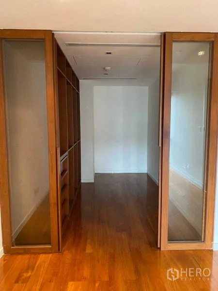 公寓 出租在Yan Nawa, Bangkok - 步入式衣帽间，实木地板，内置柜体与玻璃推拉门。