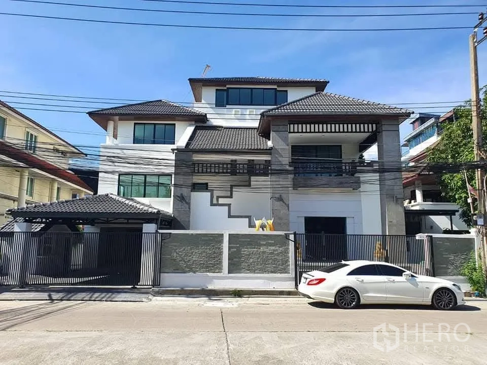 家庭办公室 for rent in Wang Thonglang, Bangkok - 大型家用办公室正立面，入户车道与高围墙一体化设计。