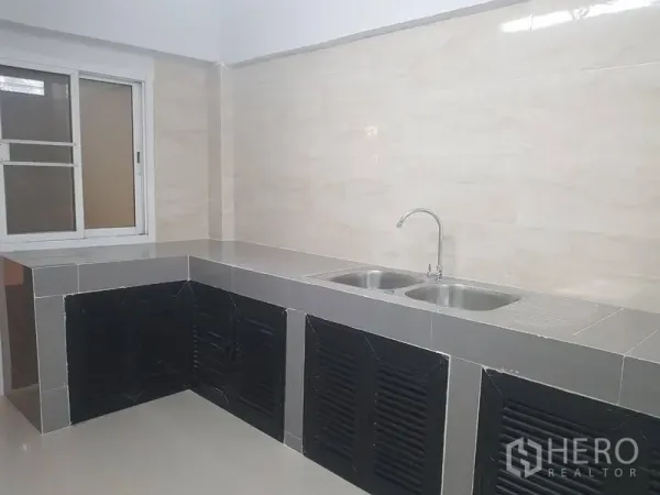店屋 出租或出售在Lat Phrao, Bangkok - 内置L形厨房台面，配双水槽与窗户采光。