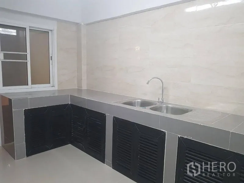店屋 出租或出售在Lat Phrao, Bangkok - 内置L形厨房台面，配双水槽与窗户采光。
