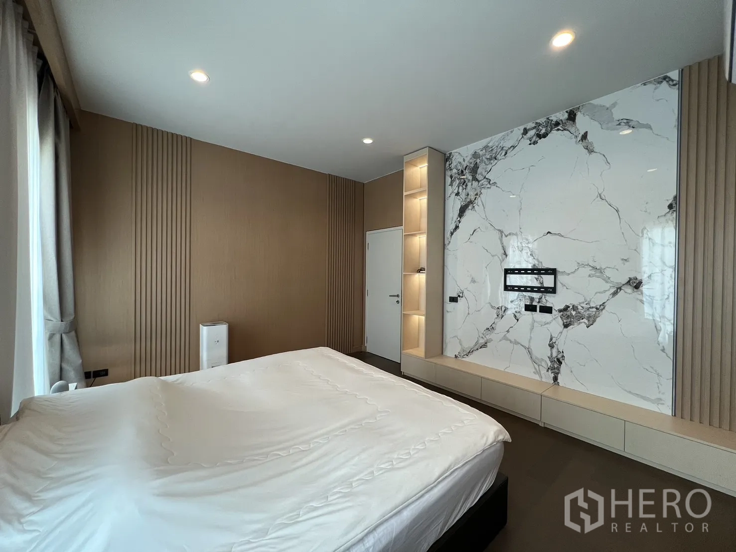 独立式住宅 出租或出售在Mueang Pathum Thani, Pathum Thani - 次卧另一视角，内置收纳与电视墙。