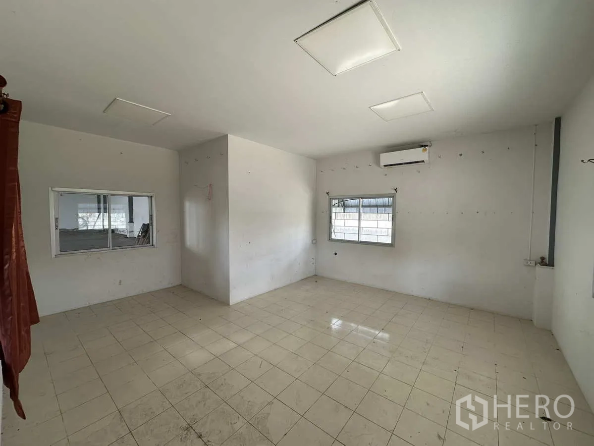 โรงงาน ให้เช่าในPathum Thani - ห้องออฟฟิศปรับอากาศ ปูกระเบื้อง มีหน้าต่างมองเห็นพื้นที่โรงงาน