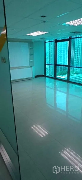 สำนักงาน ให้เช่าในHuai Khwang, Bangkok - ห้องมุมพร้อมกระจกเต็มบาน วิวเมือง พื้นเงามัน