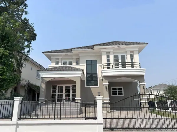 Detached House for rent or sale - Two-storey detached house with balconies, gated driveway and modern facade.