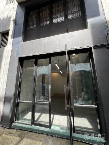 带办公室的家 出租在Pathum Wan, Bangkok - 临街入口，整面落地玻璃门与上方格窗。