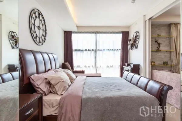 公寓 出租在Watthana, Bangkok - 卧室带皮质床头，大窗户采光充足