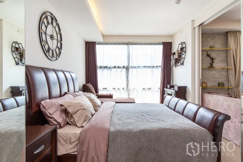公寓 出租在Watthana, Bangkok - 卧室带皮质床头，大窗户采光充足