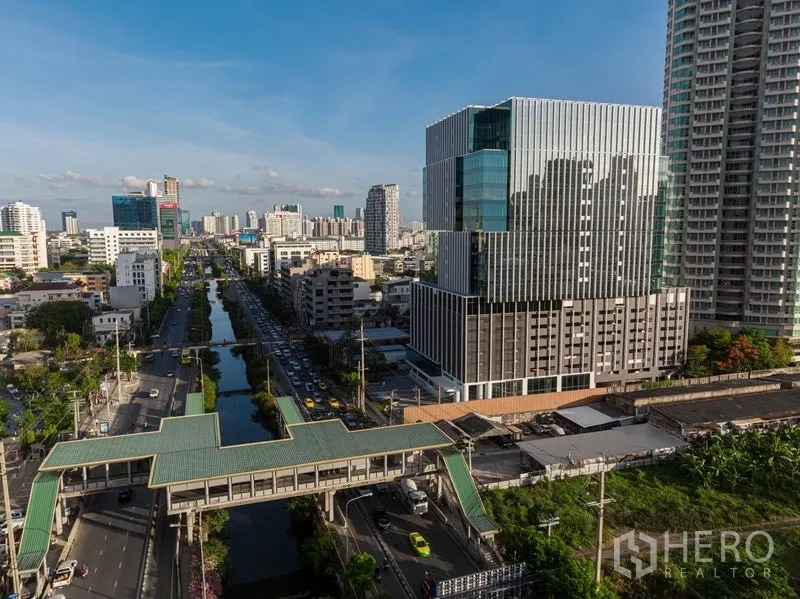 办公空间 出租在Bang Rak, Bangkok - 俯瞰现代写字楼，毗邻主干道、运河与天桥，靠近曼谷轨道交通。