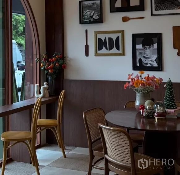 Retail Space for rent in Watthana, Bangkok - Window bar seating with wooden stools, floral decor, and framed artwork.