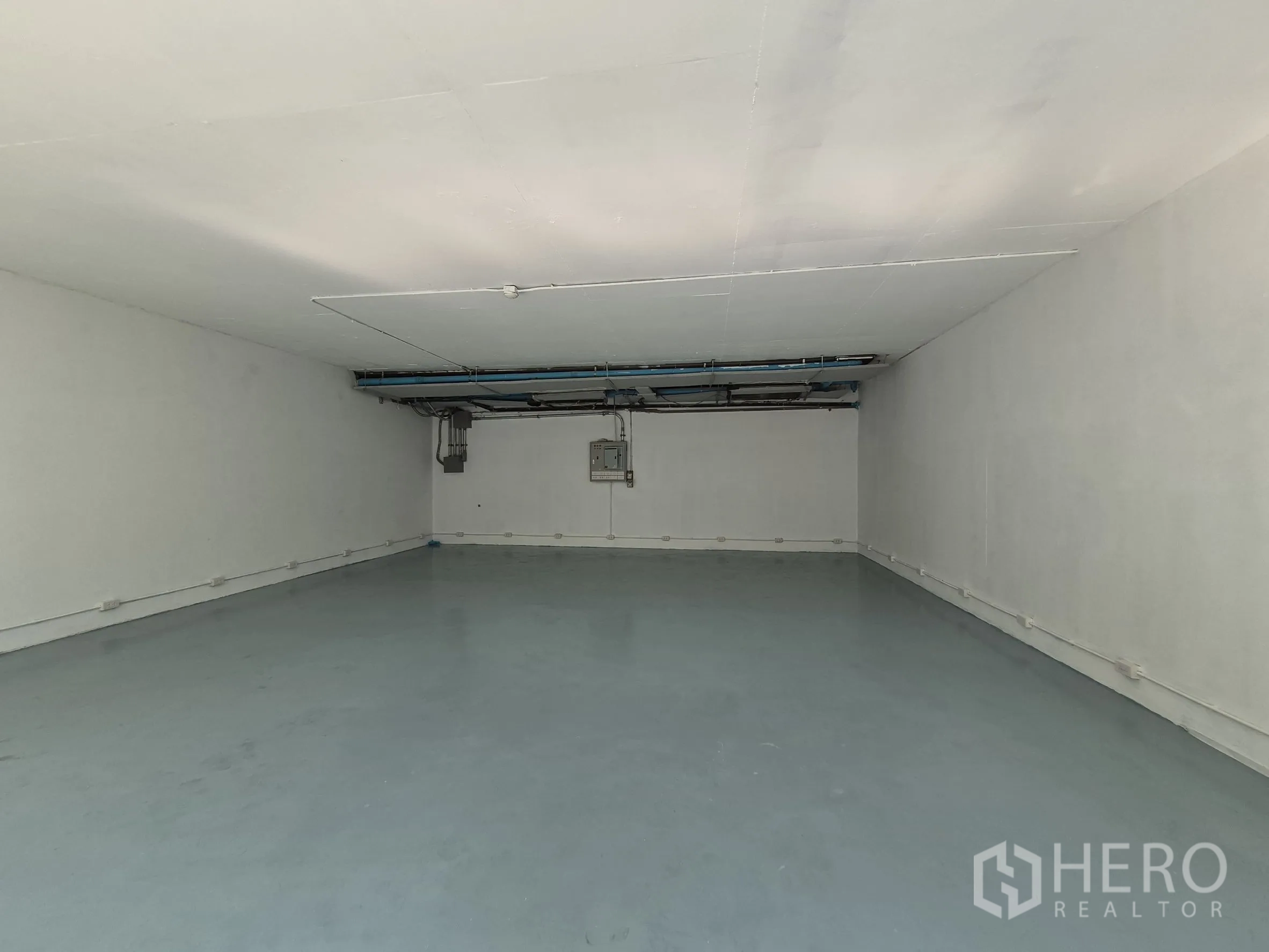 พื้นที่ขายปลีก for rent in Watthana, Bangkok - ห้องทรงสี่เหลี่ยมลึก พื้นสีเทา ผนังสีขาว พร้อมปลั๊กไฟรอบผนัง