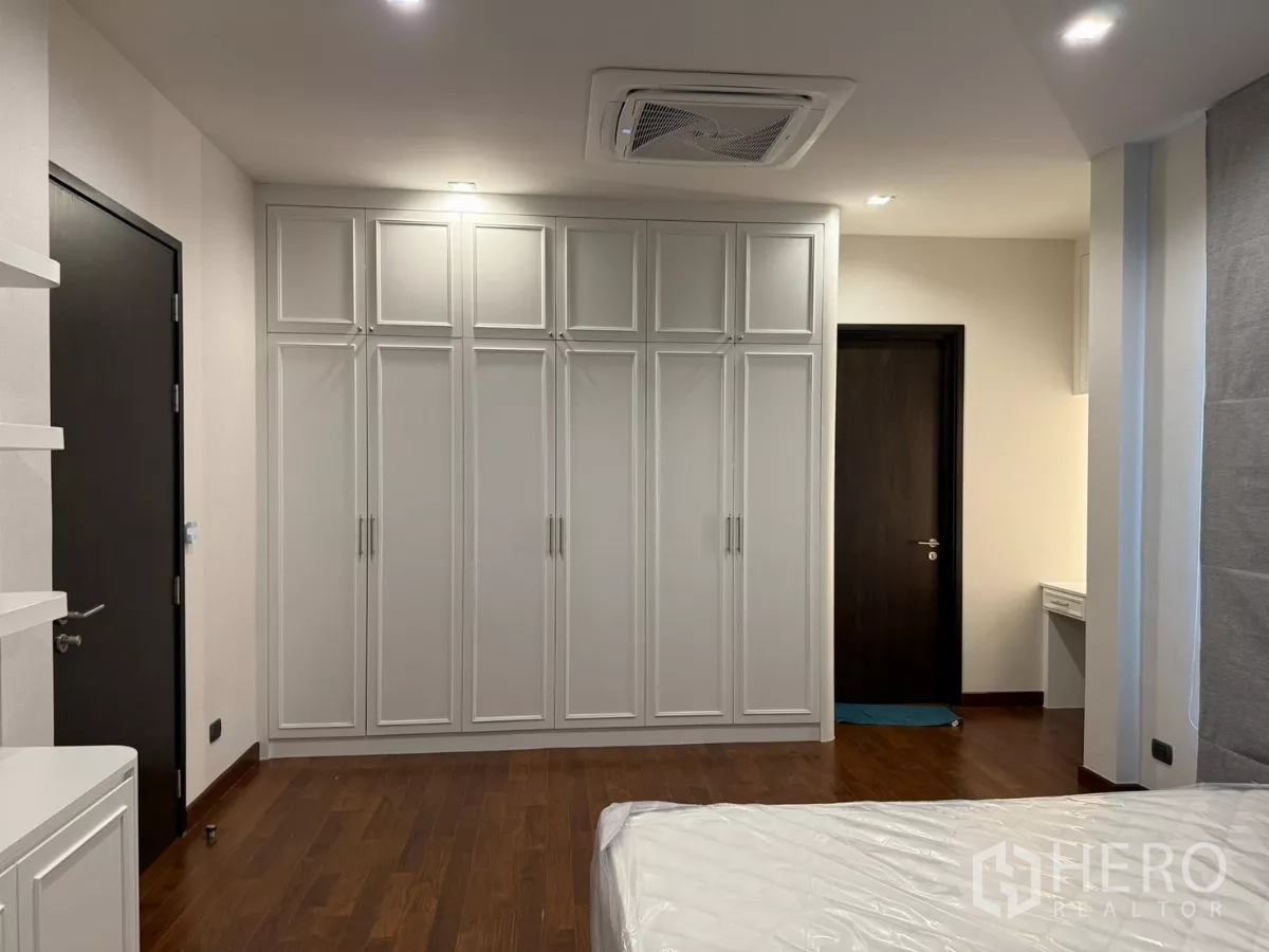 Detached House for rent in Bang Phli, Samut Prakan - Wall of floor-to-ceiling wardrobes in the master bedroom