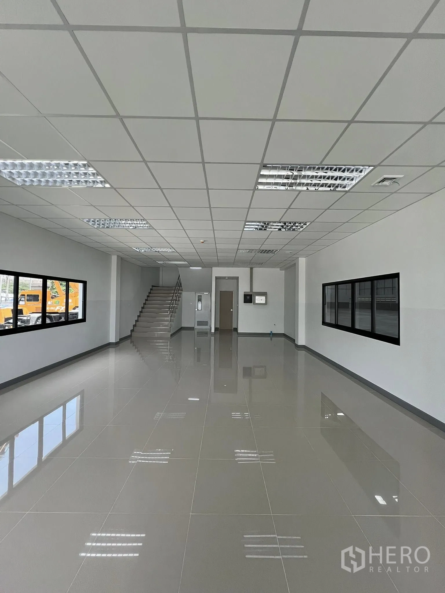 โกดัง for rent in Phra Pradaeng, Samut Prakan - สำนักงานชั้นล่างสว่าง พื้นกระเบื้อง ฝ้าเพดานพร้อมไฟ และบันไดขึ้นชั้นบน