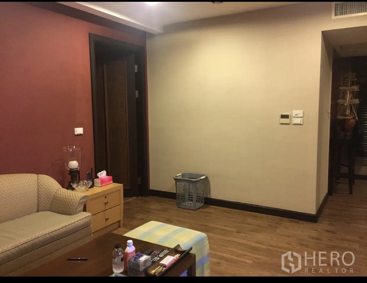 公寓 出售在Yan Nawa, Bangkok - 次起居室配沙发、茶几与木纹地板。