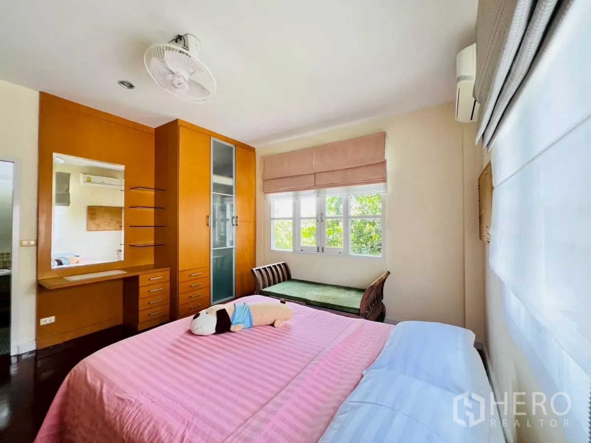 独立式住宅 出租在Prawet, Bangkok - 卧室配套衣柜与梳妆台，宽幅窗户采光好。