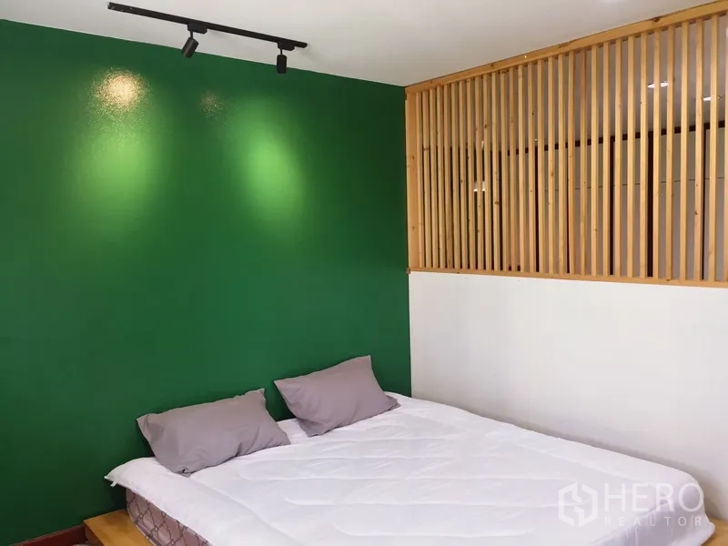 ทาวน์เฮาส์ ให้เช่าในWatthana, Bangkok - ห้องนอนรับแขก ผนังสีเขียวและฉากไม้ซี่