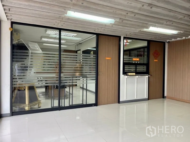Factory for rent in Mueang Samut Prakan, Samut Prakan - Partitioned office area with frosted glass and wood doors