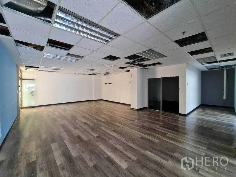 สำนักงาน ให้เช่าในWatthana, Bangkok - พื้นที่ทำงานกว้าง พื้นไวนิล ไฟเพดานแสงขาว และห้องกั้นกระจก