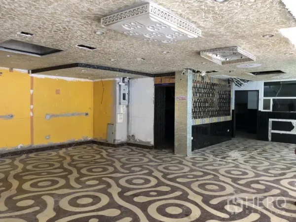 Retail Space for rent in Khlong Toei, Bangkok - Open-plan shop interior with patterned flooring and drop ceiling ready for fit-out.