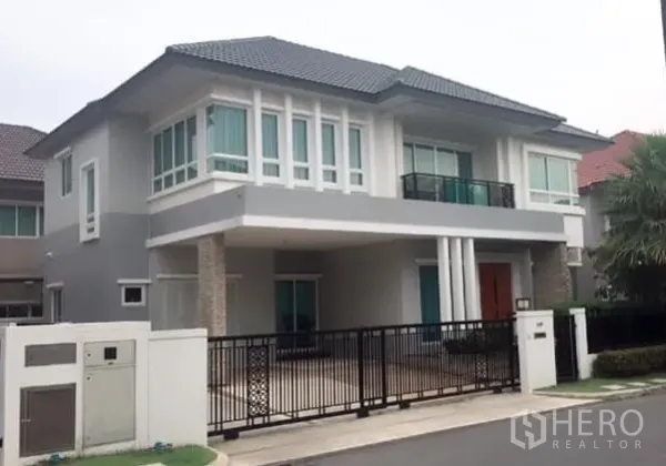 独立式住宅 出租或出售在Saphan Sung, Bangkok - 现代两层独栋住宅，带大门车道与阳台，位于安保社区内。