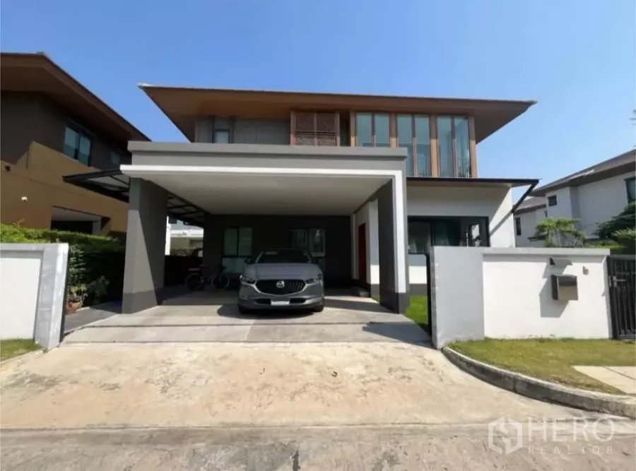 独立式住宅 出租在Prawet, Bangkok - 曼谷Prawet区现代两层独栋屋，带有顶棚双车位与入户庭院大门。