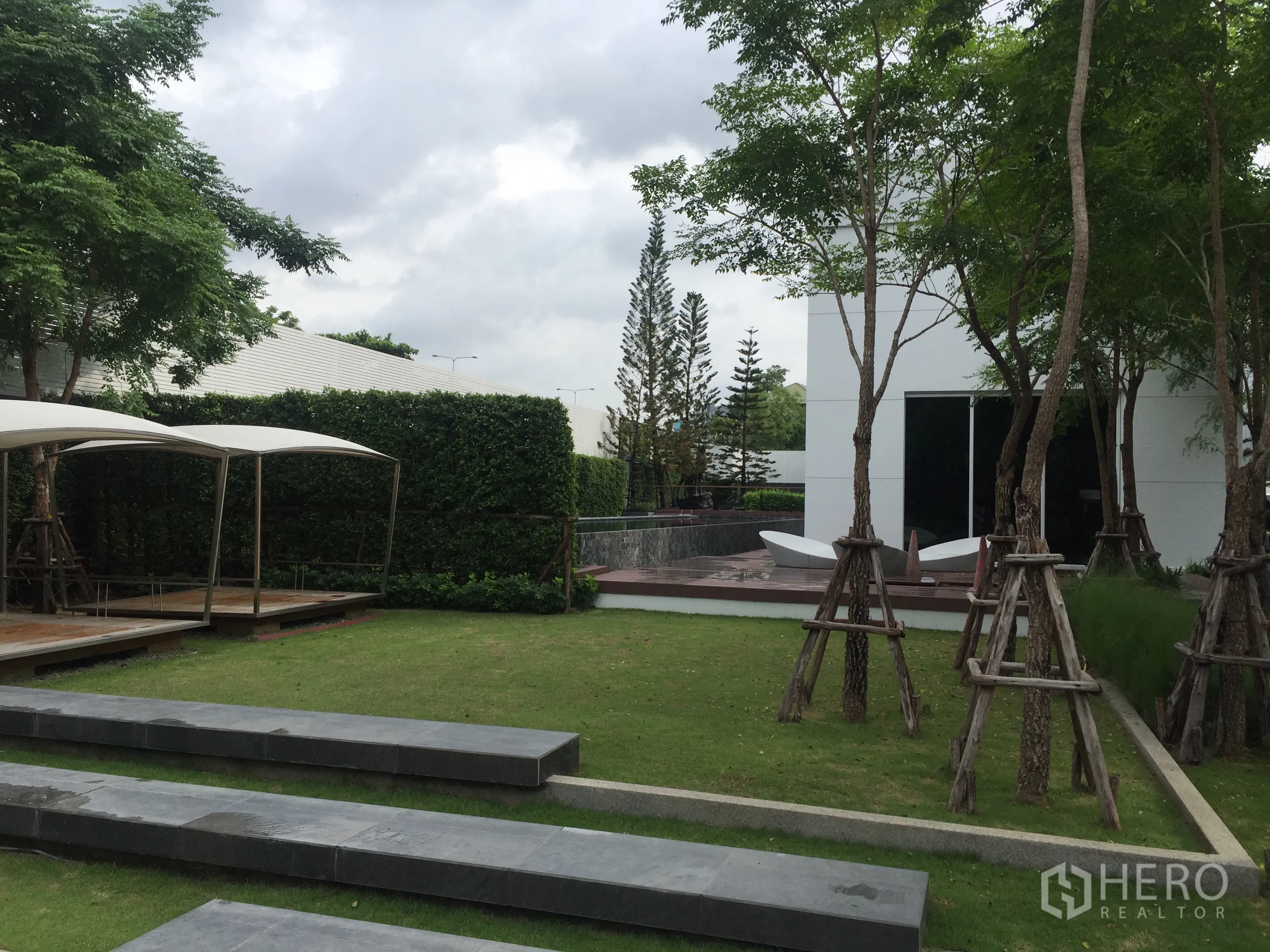 Townhouse for rent or sale in Suan Luang, Bangkok - Landscaped garden with lawn, shade pavilion and mature trees.