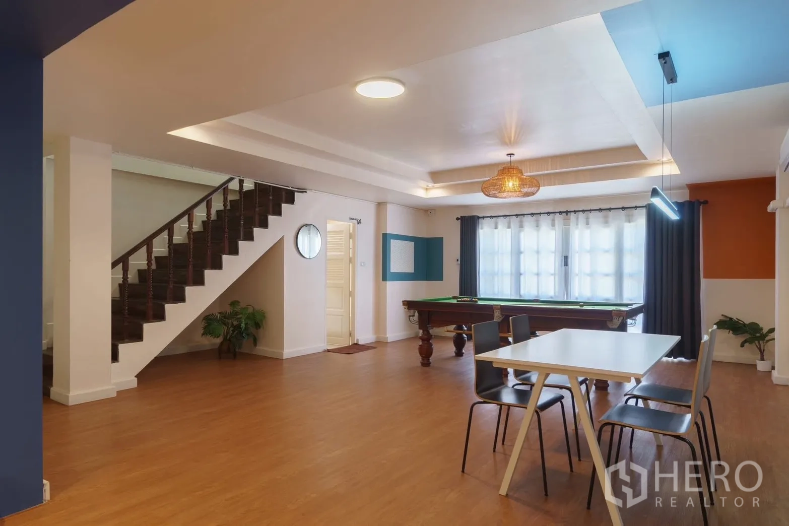 ทาวน์เฮาส์ for rent in Watthana, Bangkok - ชั้นล่างแบบโอเพ่นสเปซ มีบันไดภายใน ชุดทานอาหาร และโต๊ะพูลใกล้หน้าต่าง