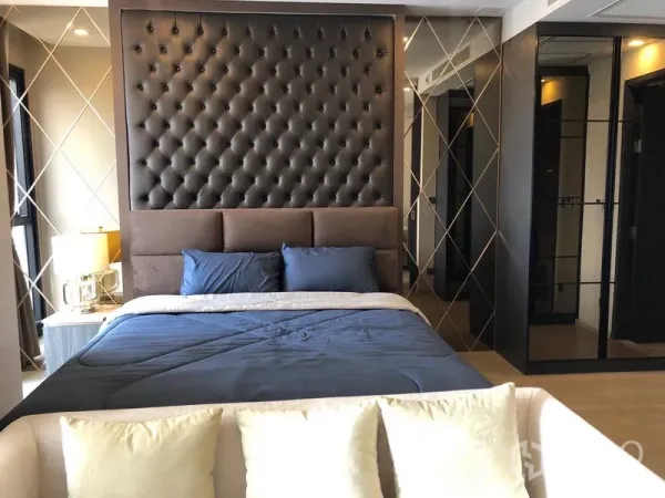 公寓 出租在Watthana, Bangkok - 卧室设软包床头、蓝色床品与镜面衣柜
