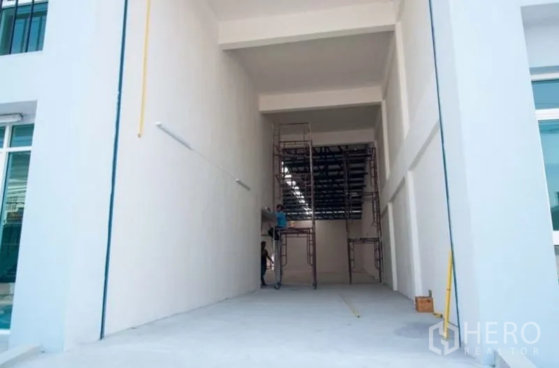 Factory for rent in Bang Sao Thong, Samut Prakan - Tall covered loading bay and driveway under a roof canopy.