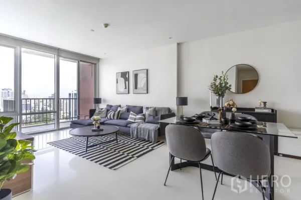公寓 出租在Watthana, Bangkok - 通透明亮的客餐厅，落地窗、阳台与城市景观。