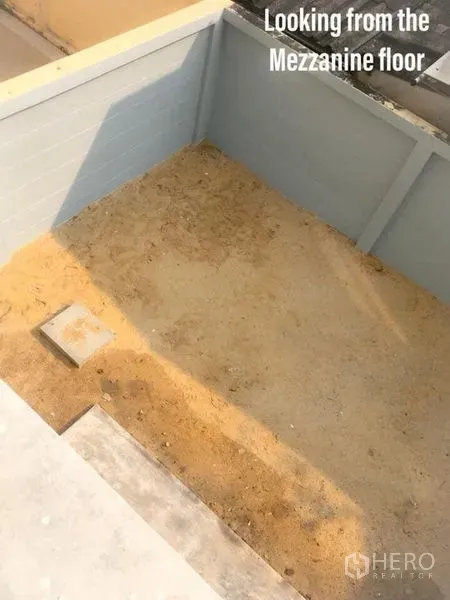 带办公室的家 出租在Min Buri, Bangkok - 从夹层俯视封闭后院，可用于绿化或储物。