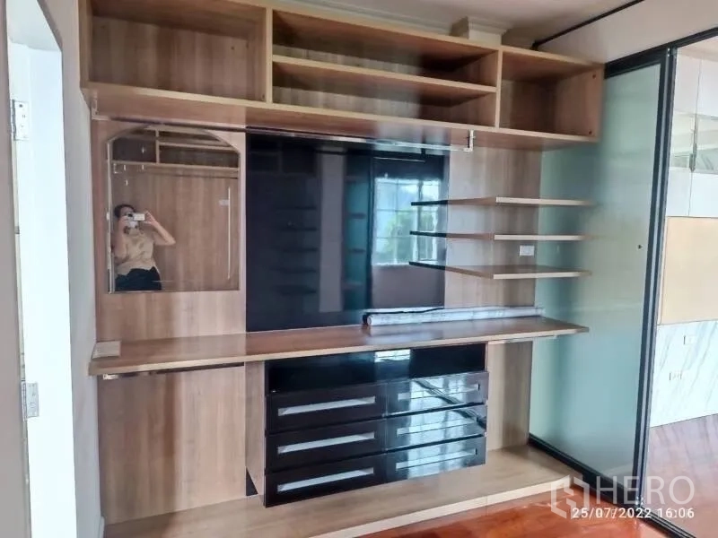 บ้าน ขายในPrawet, Bangkok - ห้องแต่งตัวกว้างมีลิ้นชัก ชั้นวาง และโต๊ะเครื่องแป้งกระจก