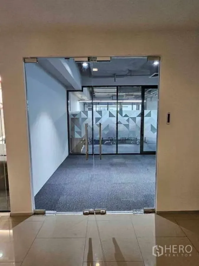 Office Space for rent in Ratchathewi, Bangkok - Lobby entrance with double glass doors opening to an office suite with frosted partitions.