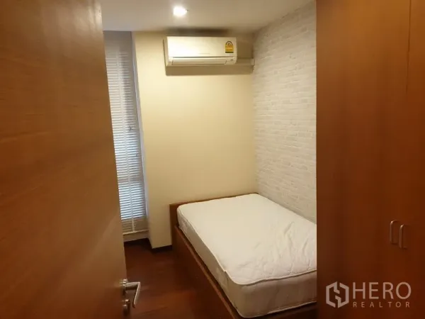 公寓 出租在Khlong Toei, Bangkok - 小型多功能房，单人床、衣柜与空调