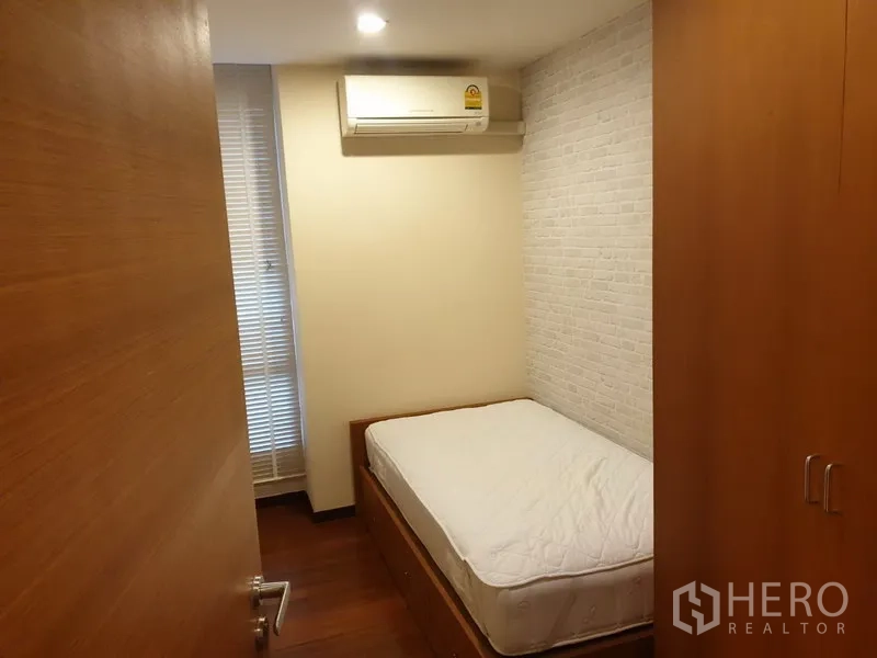 公寓 出租在Khlong Toei, Bangkok - 小型多功能房，单人床、衣柜与空调