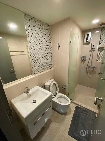คอนโด ขายในHuai Khwang, Bangkok - ห้องน้ำร่วมสมัย ฝักบัวกั้นกระจก ผนังโมเสก อ่างล้างหน้าและโถสุขภัณฑ์