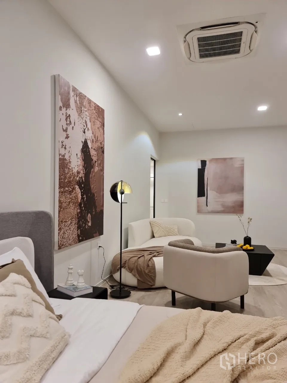 Detached House for rent in Saphan Sung, Bangkok - Suite view from bedside toward cozy lounge seating and artwork.