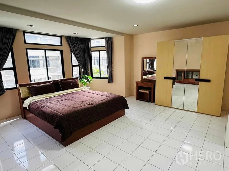 สำนักงานที่บ้าน ให้เช่า - ห้องนอนเตียงคิง หน้าต่างหลายบาน ตู้เสื้อผ้าบานกระจก และโต๊ะเครื่องแป้ง