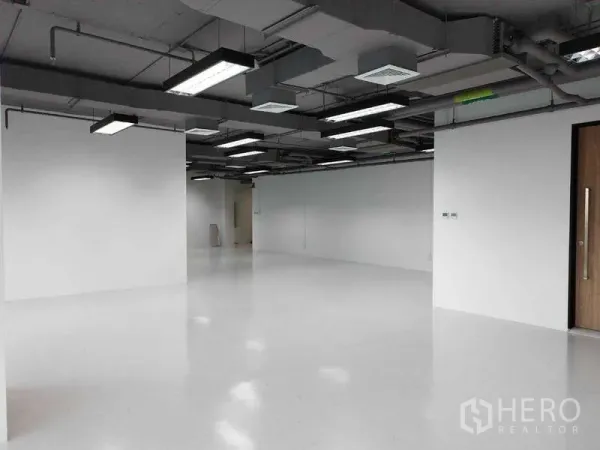 办公空间 出租 - 丁登开放式白色办公空间，外露天花与LED照明。