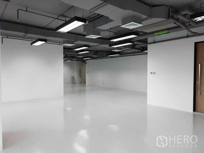 办公空间 出租 - 丁登开放式白色办公空间，外露天花与LED照明。