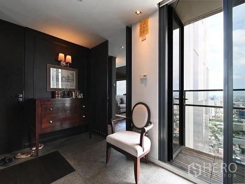 คอนโด ให้เช่าในSathon, Bangkok - โถงทางเข้าพร้อมตู้คอนโซล เก้าอี้ และระเบียงแคบชมวิวสกายไลน์