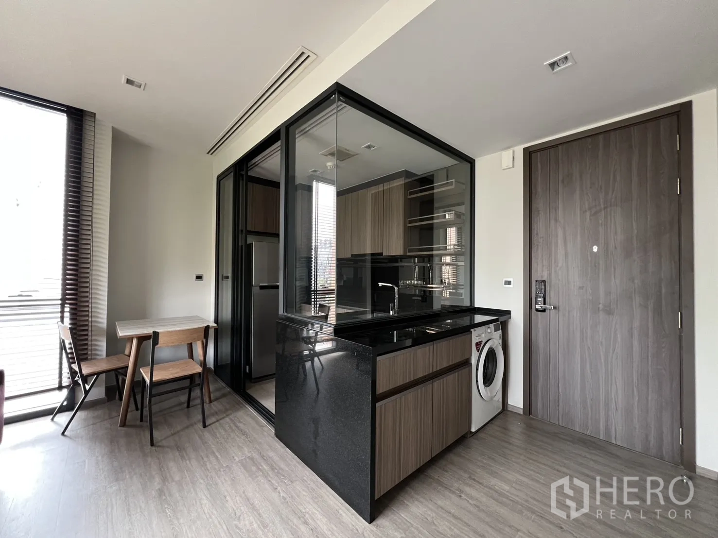 คอนโด for rent in Watthana, Bangkok - บริเวณทางเข้า มีมุมโต๊ะอาหารและครัวปิดกระจกพร้อมเครื่องซักผ้าใต้เคาน์เตอร์