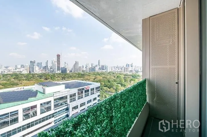 公寓 出租在Bang Rak, Bangkok - 阳台远眺市区天际线与伦披尼公园景观