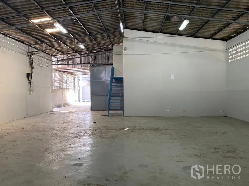 คลังสินค้า ให้เช่าในChatuchak, Bangkok - พื้นที่เปิดโล่งมองย้อนสู่ประตูหน้าและโซนกันสาด