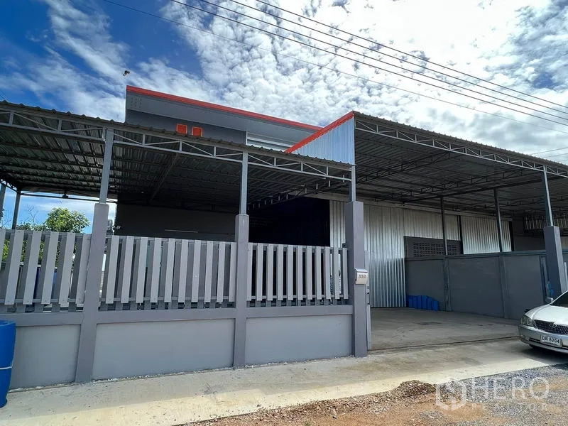 Warehouse for rent in Lam Luk Ka, Pathum Thani - Modern warehouse exterior with gated fence, wide driveway and covered loading bays in Lam Luk Ka.