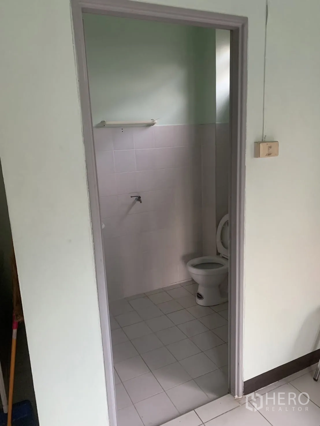 仓库 for rent in Bang Phli, Samut Prakan - 小型卫生间，配坐式马桶与瓷砖墙面。